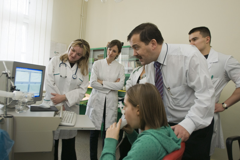 Prof. Marek Kulus uczy studentów, jak prawidłowo wykonać spirometrię